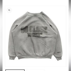 Tate McRae so close to what sweatshirt